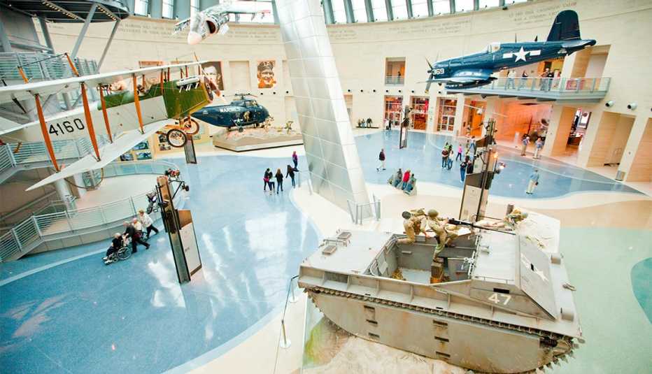 Galería en un museo exhibe un avión militar