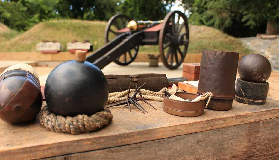 Cañón y balas de cañón en el Museo de la Revolución Americana 