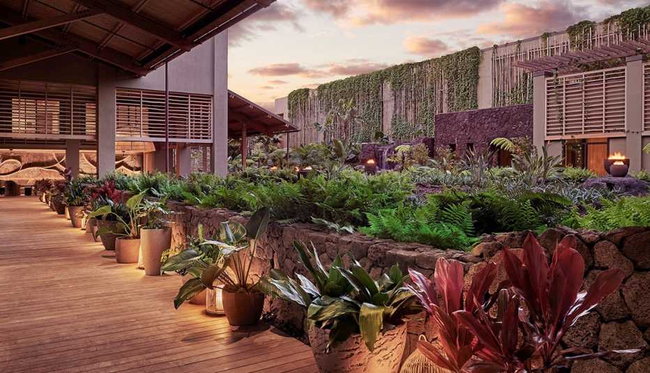 Los jardines del 1 Hotel Hanalei Bay ayudan a que el complejo se funda con su entorno. 