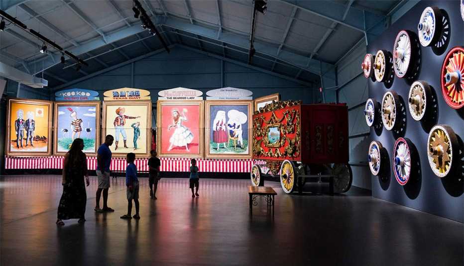 El público ve las exposiciones en el Museo de Arte John and Mable Ringling