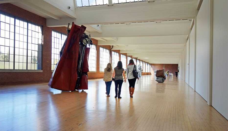 Personas caminan por el Dia Beacon museum 
