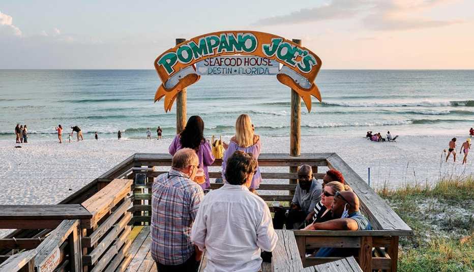 Grupo de personas en Pompano Joe’s beach bar, un sitio en la playa