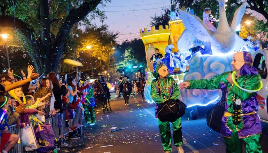 Payasos reparten dulces y confeti durante un desfile de Mardi Gras en Mobile Alabama