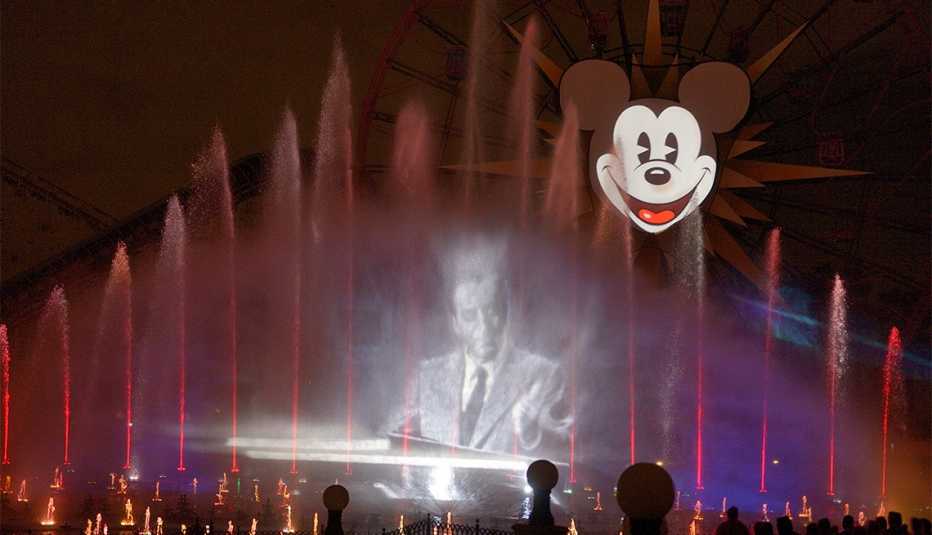 Walt Disney se proyecta en el agua durante el nuevo World of Color en Disneyland