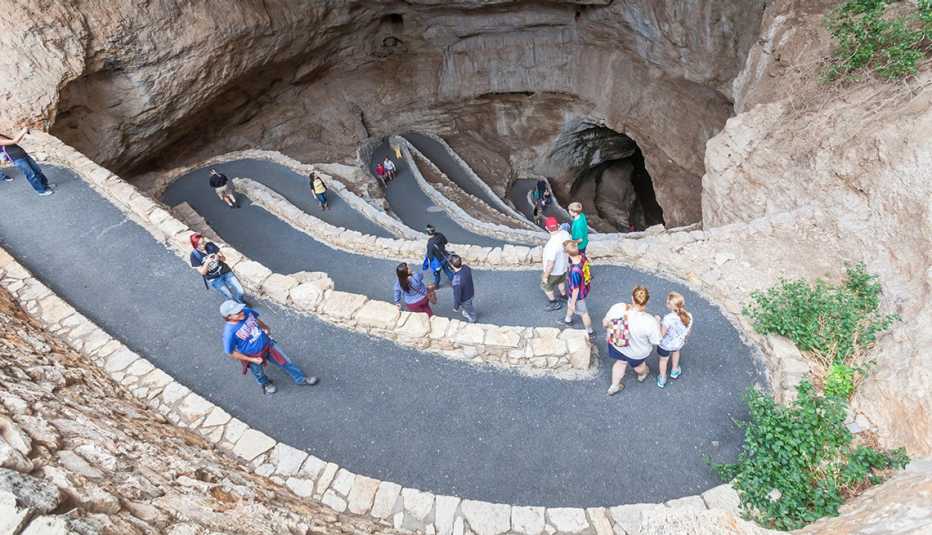 Personas ingresan a una cueva