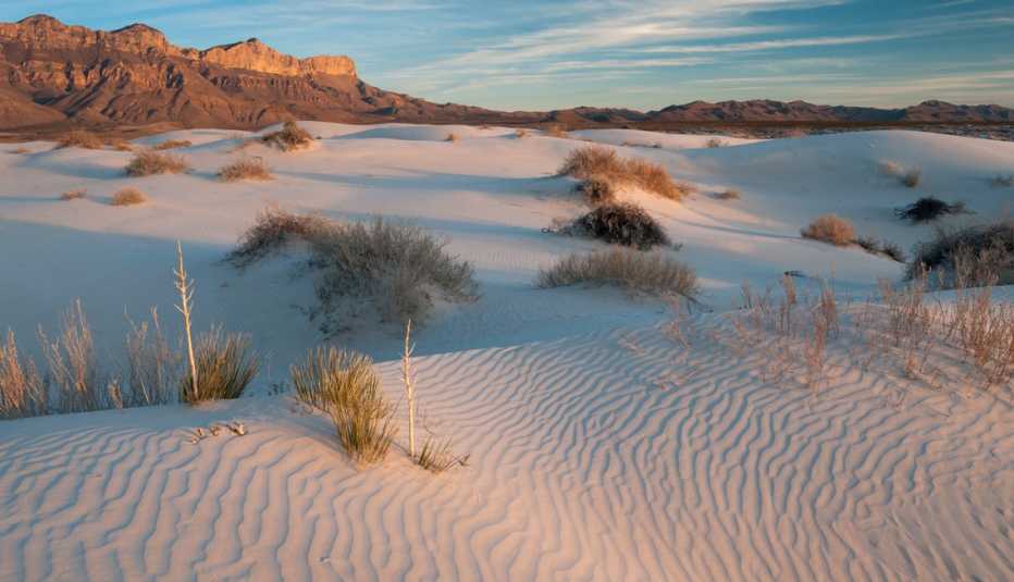 Atardecer en las dunas de la cuenca de sal en el Parque Nacional de las Montañas de Guadalupe