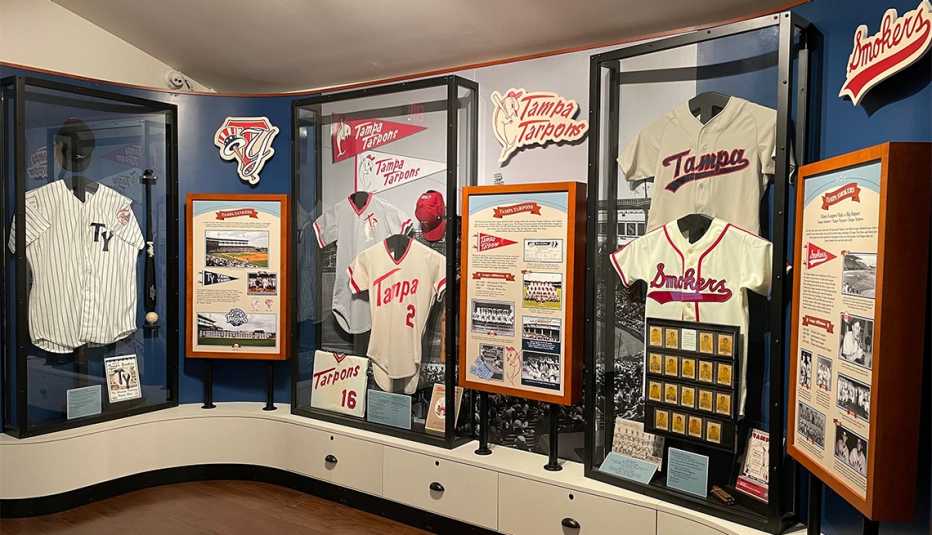 Muestra de accesorios deportivos en el Tampa Baseball Museum 
