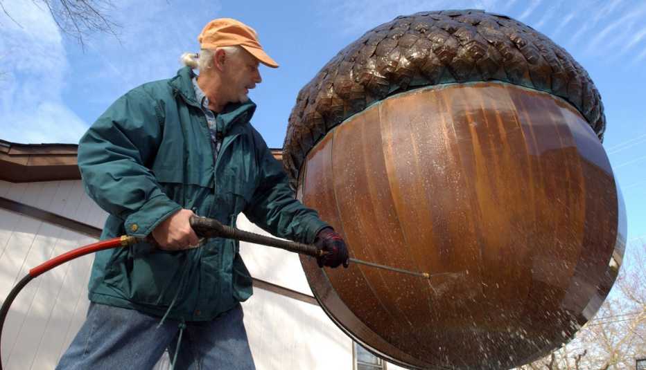 David Benson limpia su escultura en Raleigh Carolina del Norte