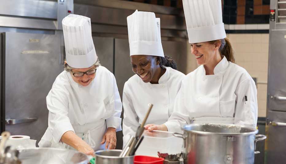 Tres mujeres cocinando en The Best of Bootcamp del Culinary Institute of America