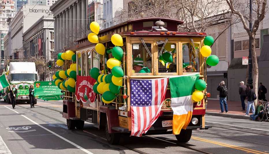 Bus con globos de colores en el desfile anual del Día de San Patricio
