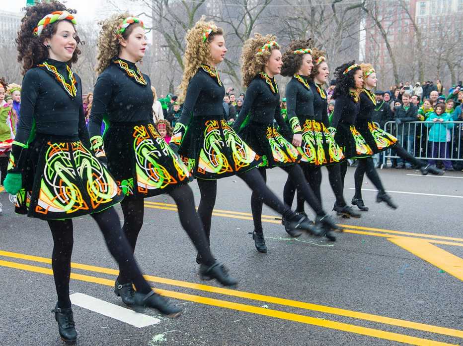Mujeres en el desfile anual del Día de San Patricio en Chicago