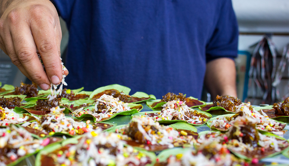 Hombre prepara hojas de betel dulce