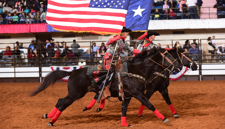 Mujeres montando en un rodeo en Fort Worth, Texas