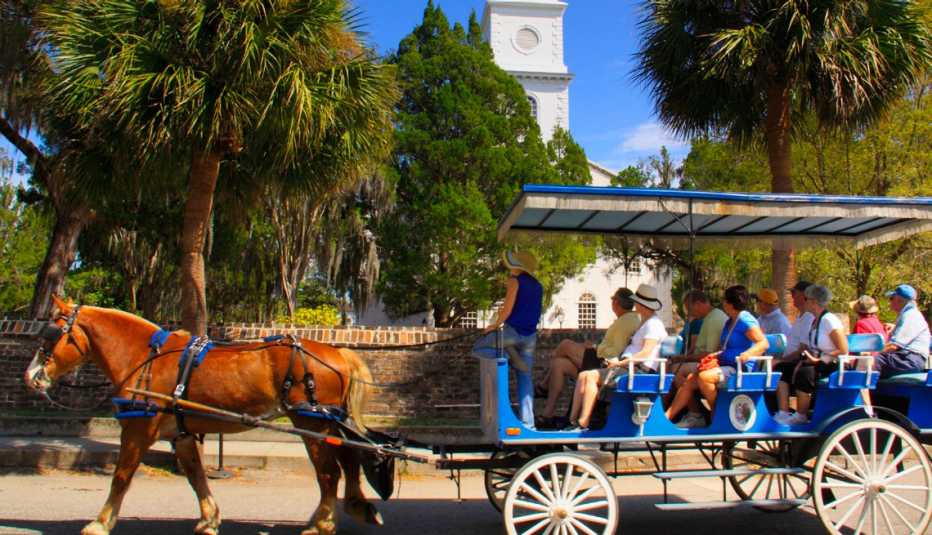 Recorrido a caballo frente a la iglesia de santa elena en Beaufort Carolina del Sur