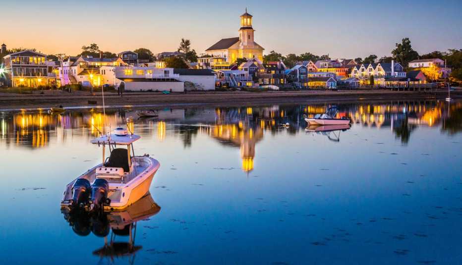 Paseo marítimo al anochecer en Provincetown Massachusetts