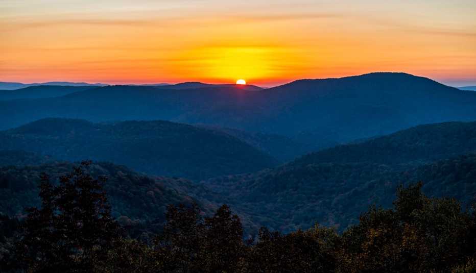 Amanecer sobre las montañas de Virginia Occidental