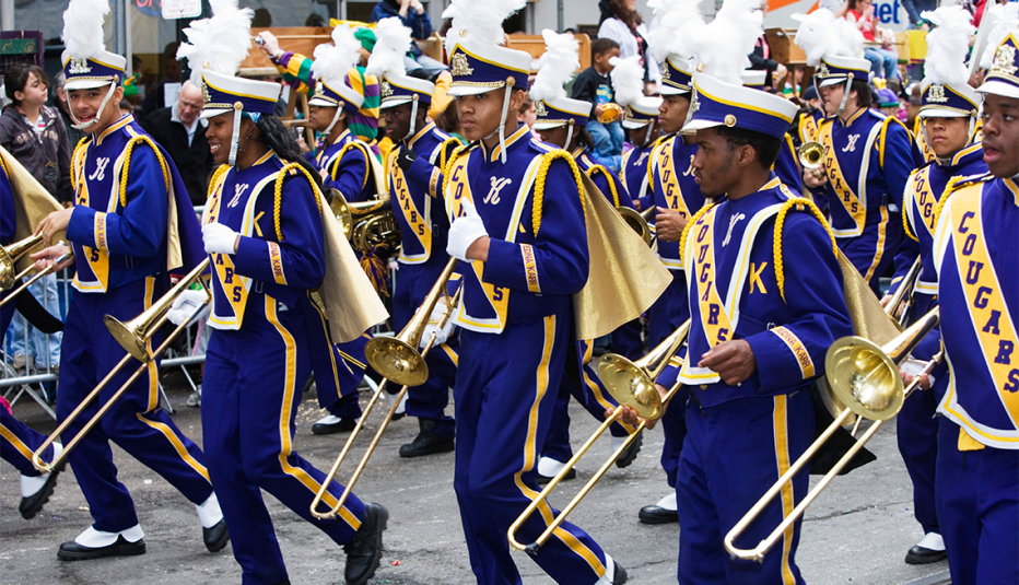 Una banda de música tocando en Mardi Gras en Nueva Orleans