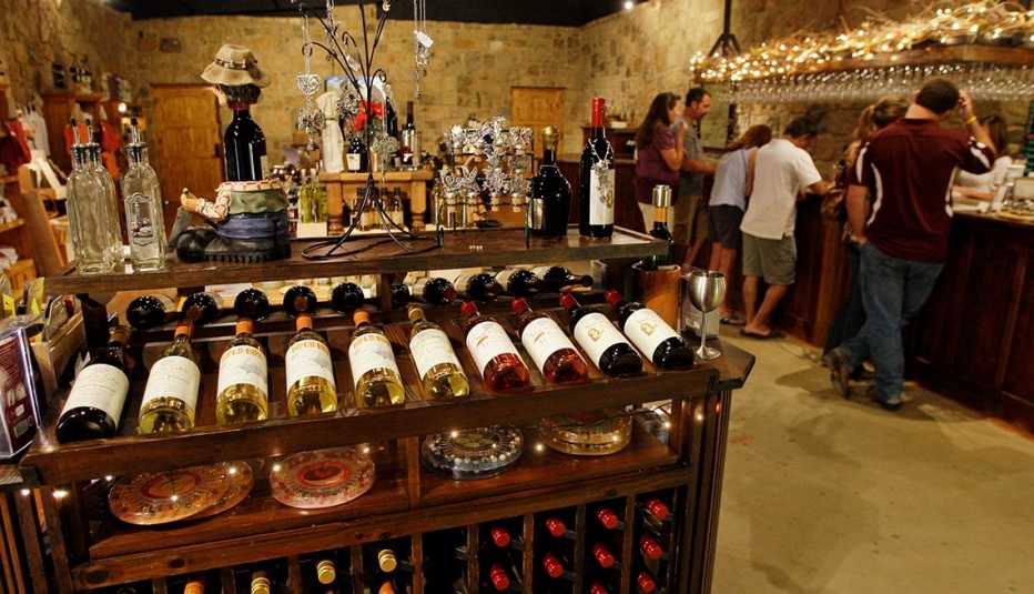Personas participan de una cata de vinos en Torre Di Pietra , en el centro de Texas