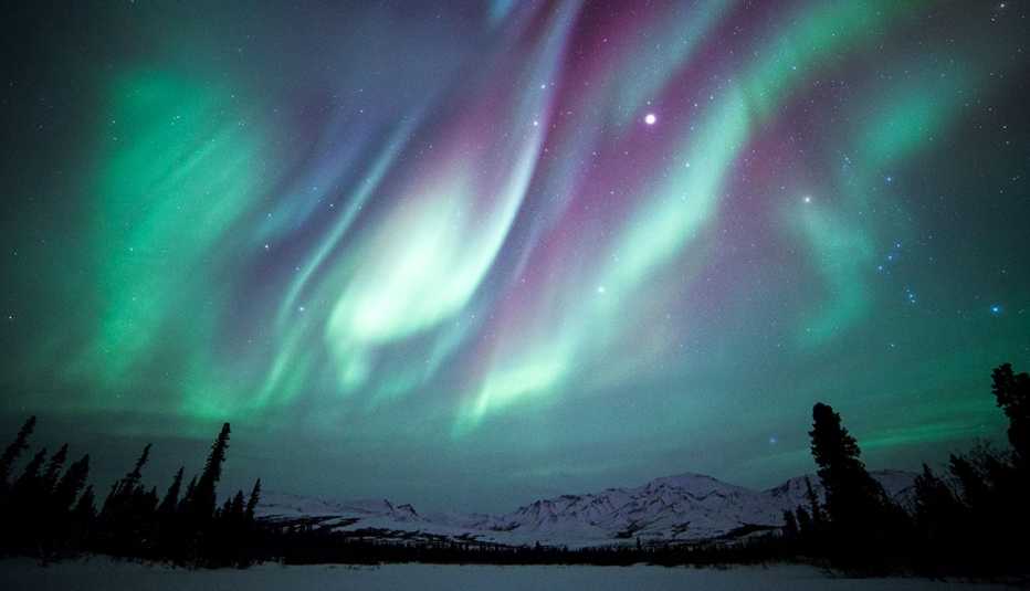 La aurora boreal brilla sobre Fairbanks, Alaska
