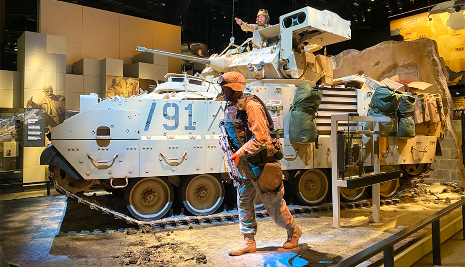 Soldado frente a un tanque de guerra