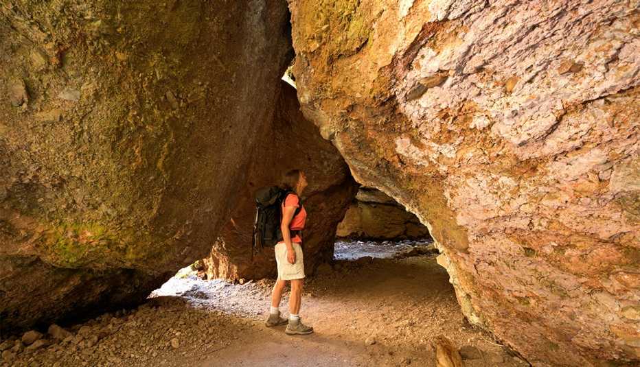 Un excursionista en la entrada inferior de la cueva Bear Gulch