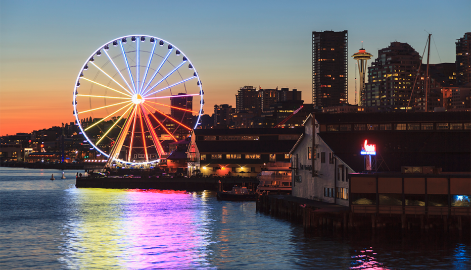 Rueda de atracción iluminada en Seattle
