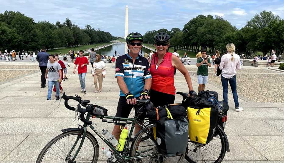 Dan Gjelten y Lisa Burke recorrieron 1,400 millas en bicicleta, desde St. Paul, Minnesota, hasta Washington D.C., en el 2021. 