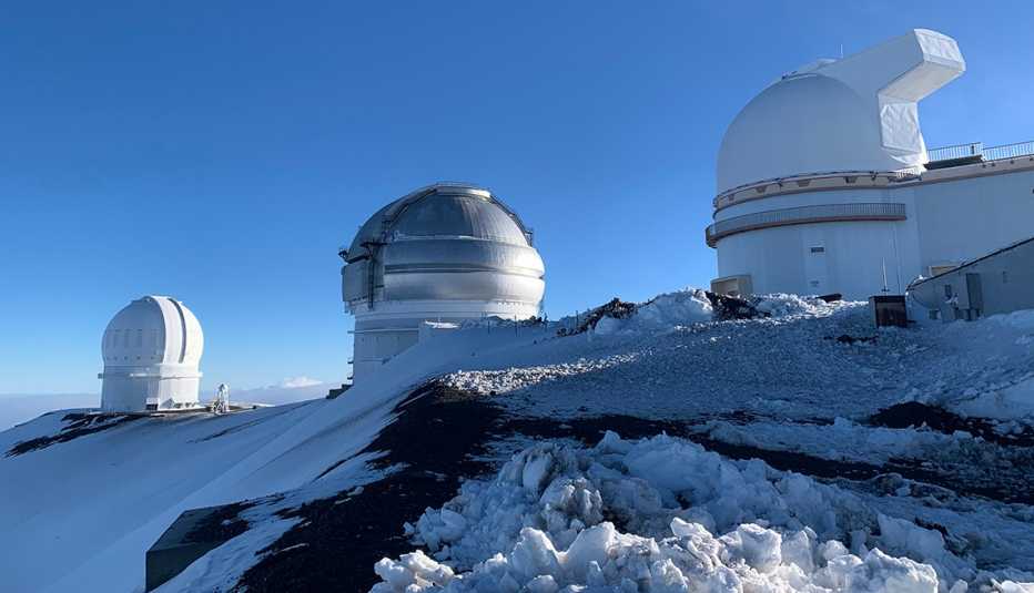 Telescopios en la cima de una montaña en Big Island, Hawái