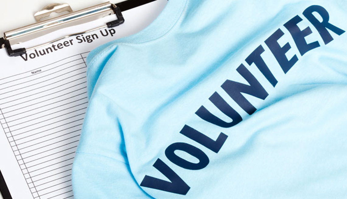 Una camiseta de voluntario y una tablilla para que los voluntarios se inscrtiban