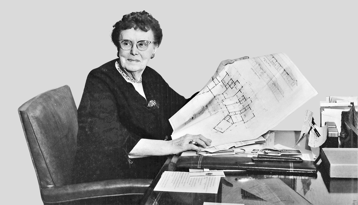 La fundadora de AARP, Ethel Percy Andrus, trabajando en su escritorio