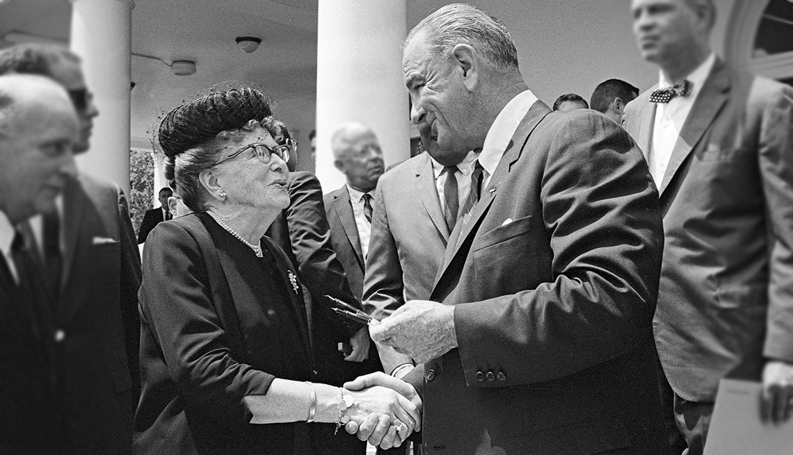 Presidente Lyndon B. Johnson le entrega a Ethel Percy Andrus el bolígrafo que usó para firmar el Older Americans Act