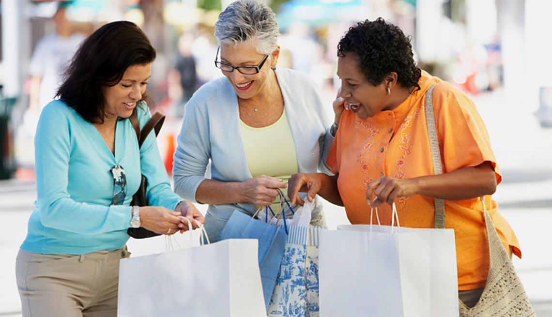 Grupo de mujeres mayores haciendo compras 