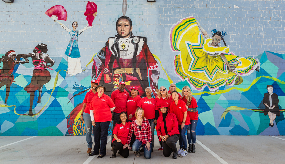Los voluntarios de AARP crearon un mural con temas de Lone Star