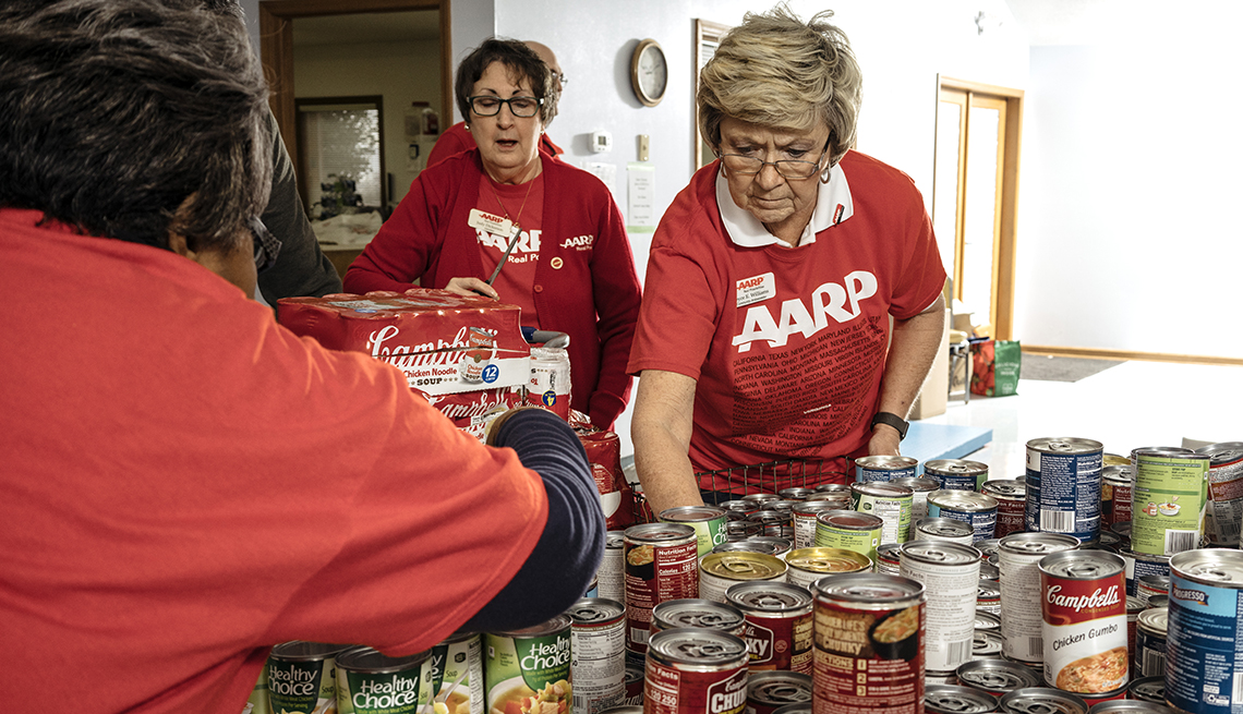 Joyce Williams clasifica latas de comida durante la colecta anual de alimentos Soup for Seniors