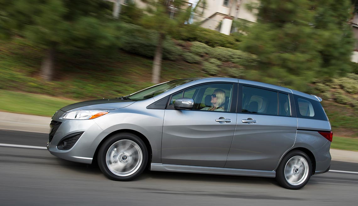 Autos excelentes para alquilar en tus viajes - Mazda5 minivan 