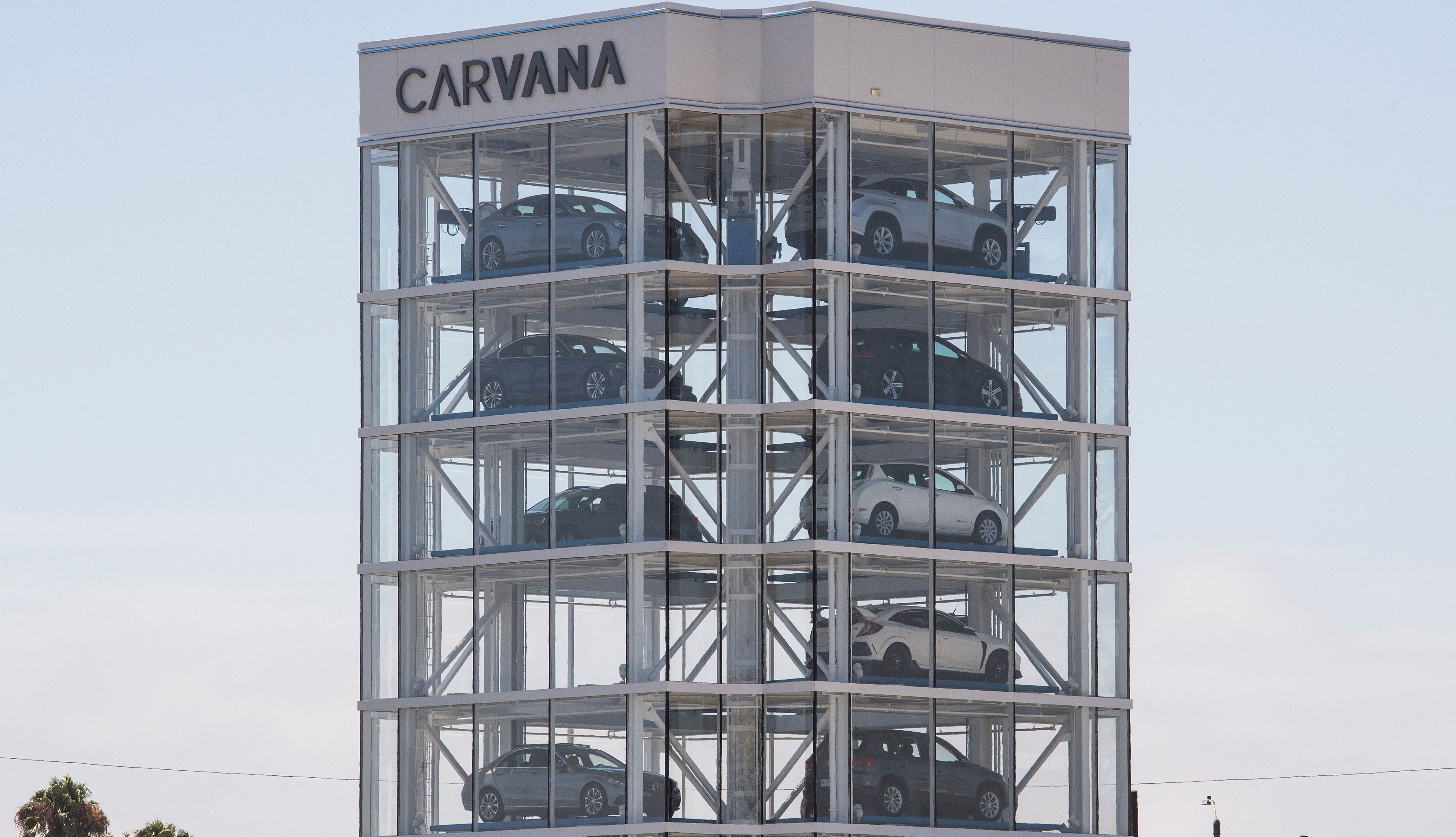 Autos dentro de una máquina expendedora Carvana de ocho pisos