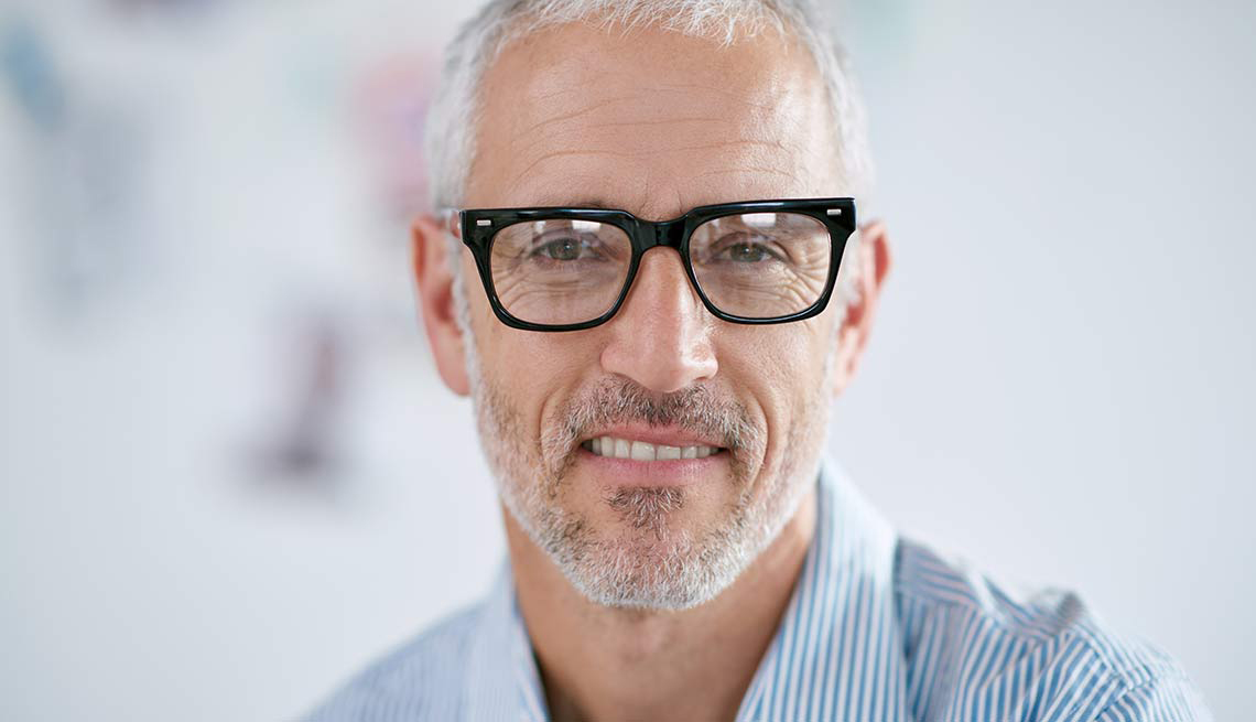 Hombre de mediana edad con lentes y sonriendo