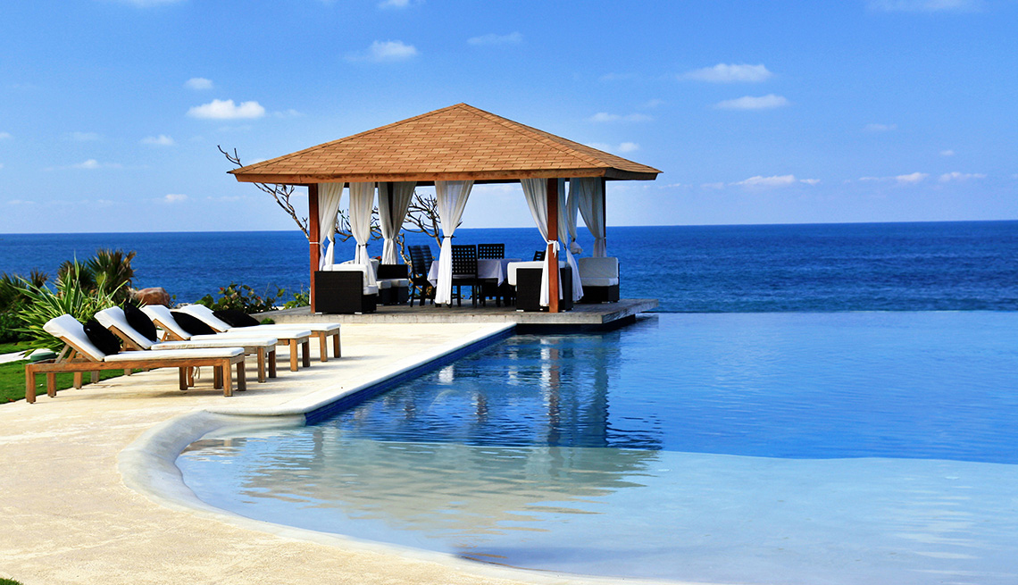 La piscina de un hotel con una pagoda frente al océano