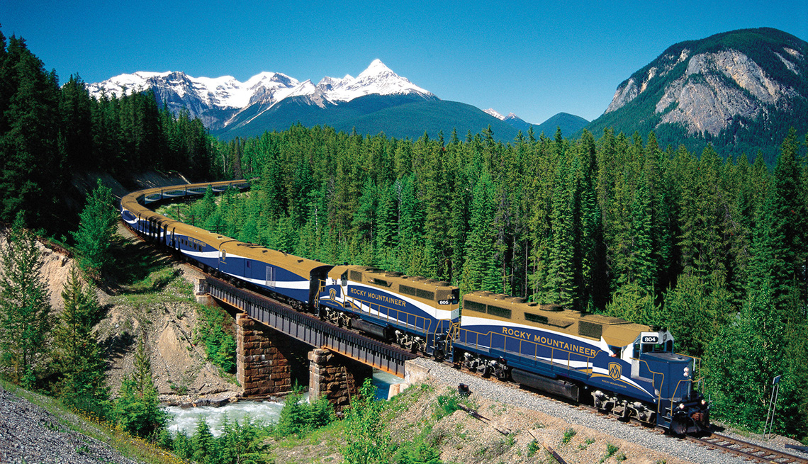 Un tren atravesando las montañas