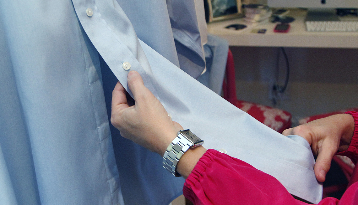 Mujer inspecciona una camisa de botones