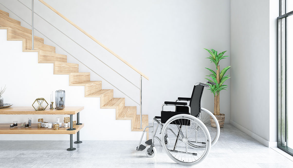 Una silla de ruedas frente a una escalera