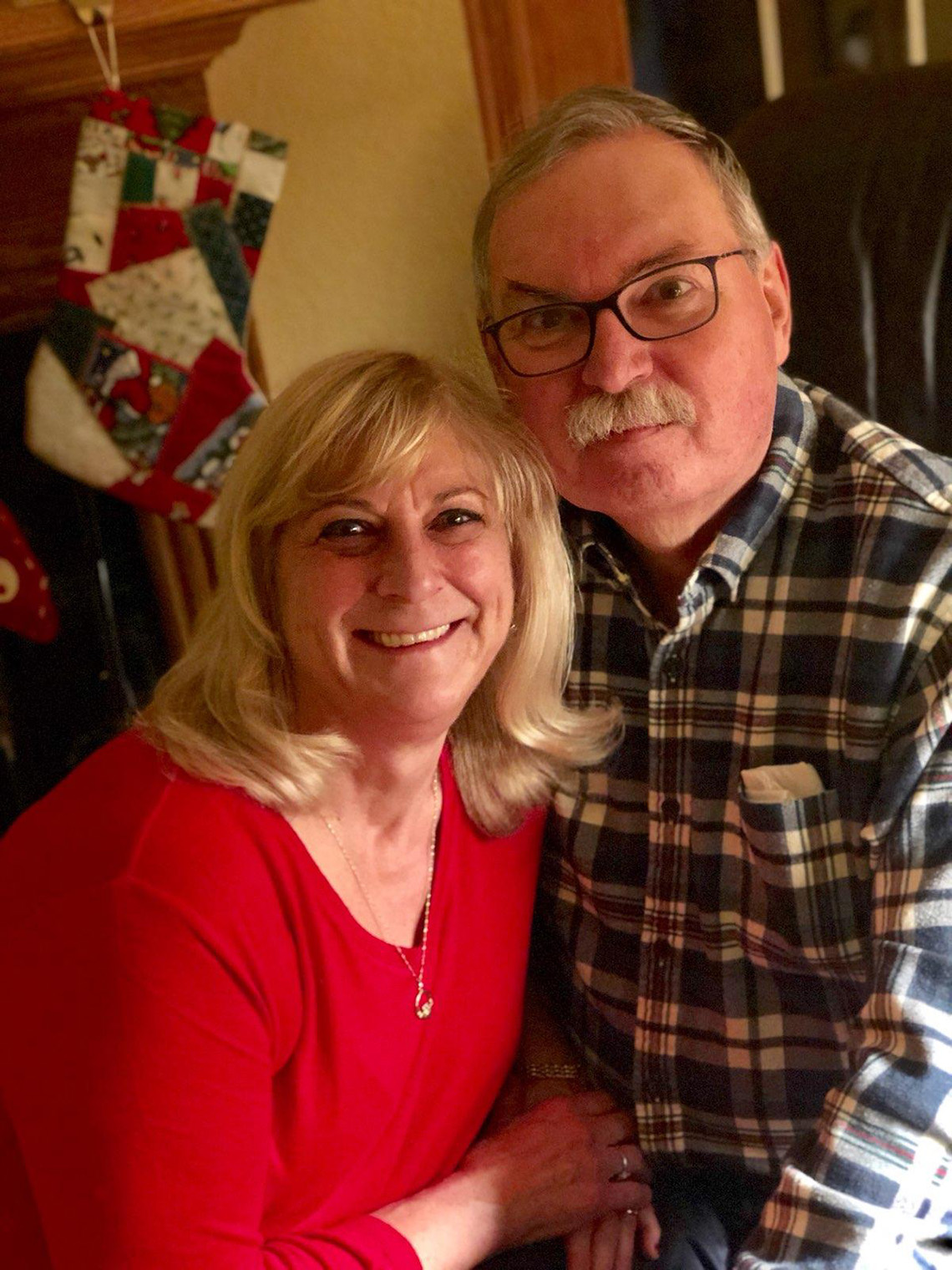 Carol Roche cuida de su esposo, Dave, después de que le diagnosticaron esclerosis múltiple