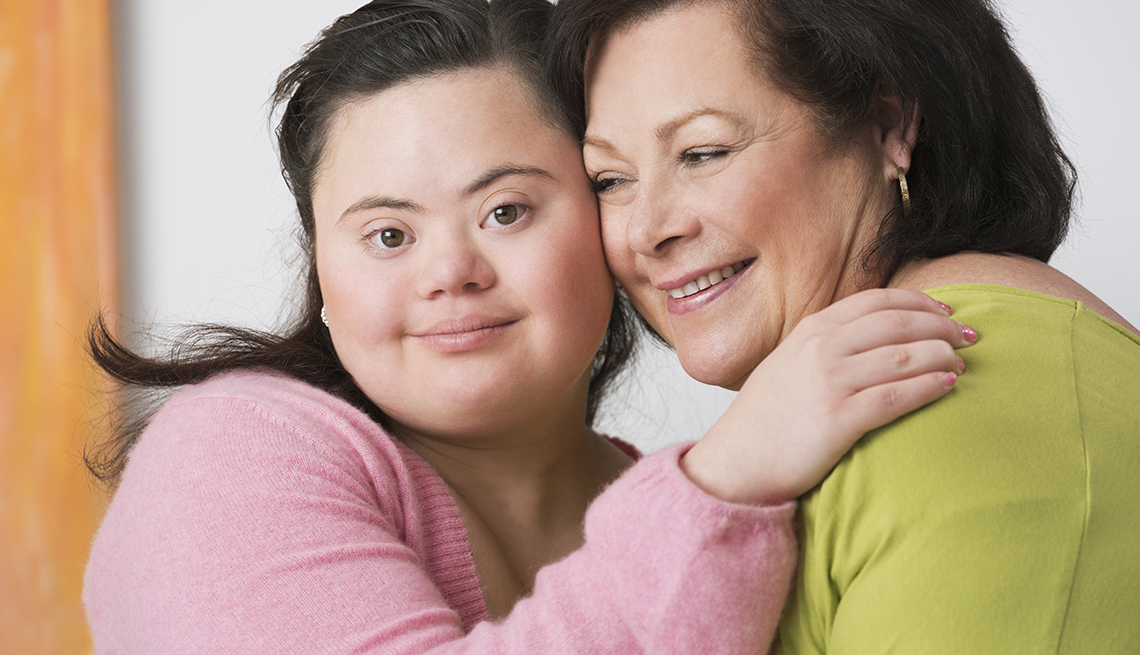 Una madre junto a su hija que padece síndrome de down