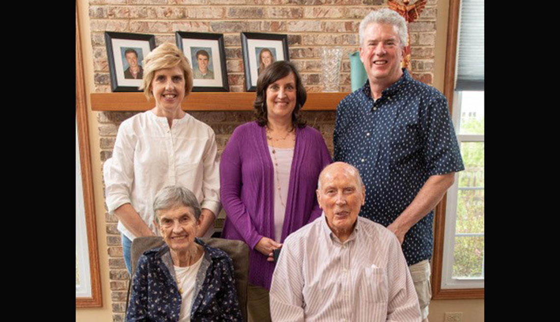 Denise Brown con sus hermanos y sus padres, Sally y Roger Loeffler 