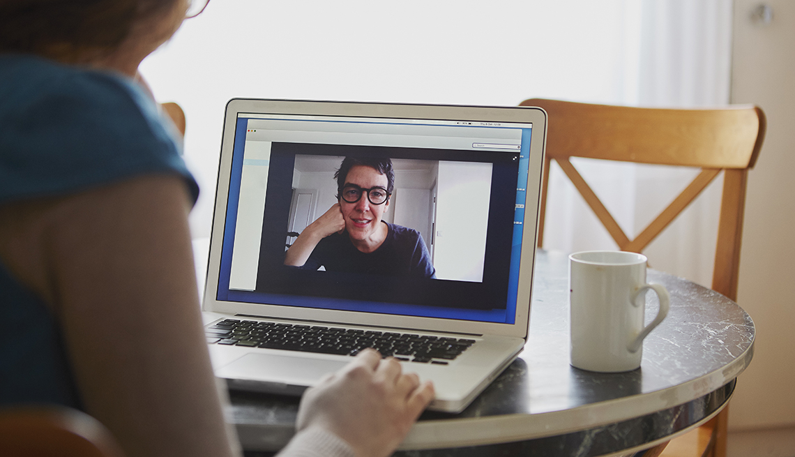 Una mujer conversa con un familiar a través de una videollamada
