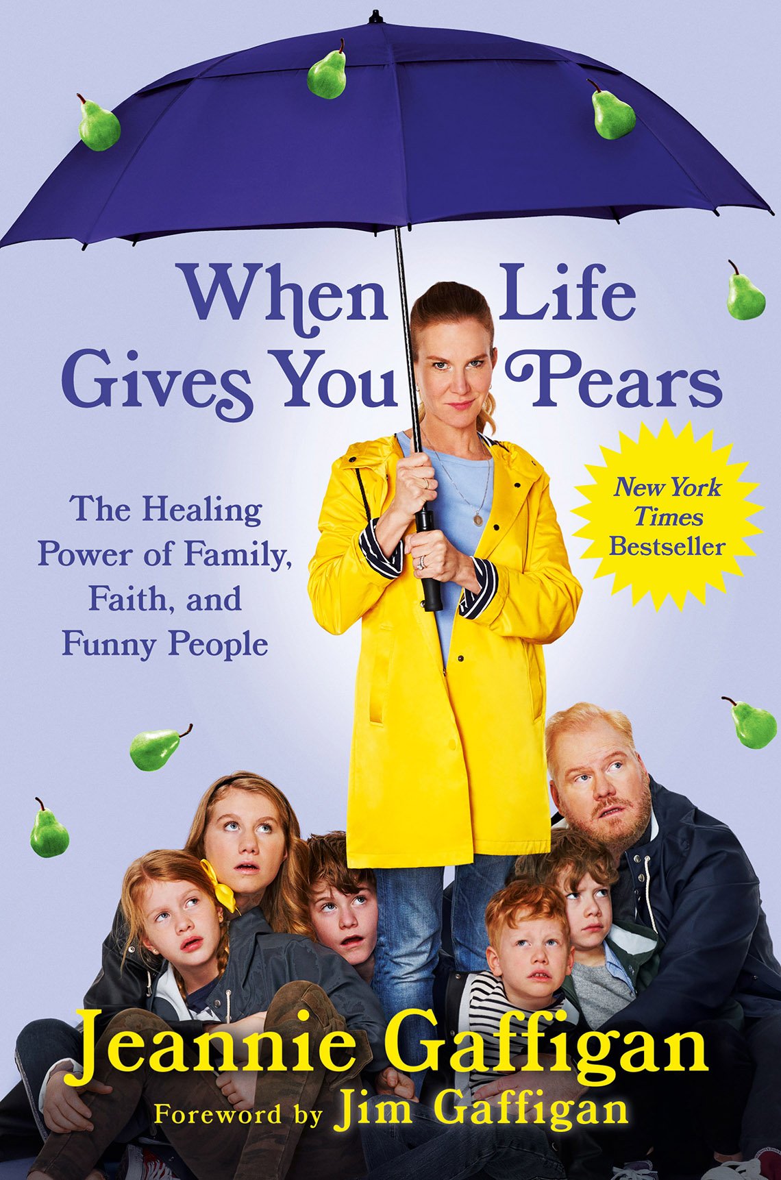 Portada del libro When Life Gives You Pears. Jeannie Gaffigan y su familia de pie bajo un paraguas morado mientras llueve peras