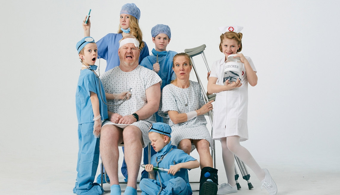 Jeannie y Jim Gaffigan vestidos con batas médicas con sus cinco hijos disfrazados de médicos y enfermeras
