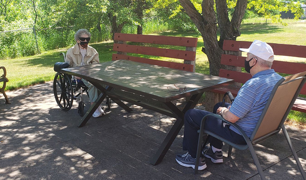  Bill y Betty Lundgren se encuentran en una visita fuera del hogar de ancianos