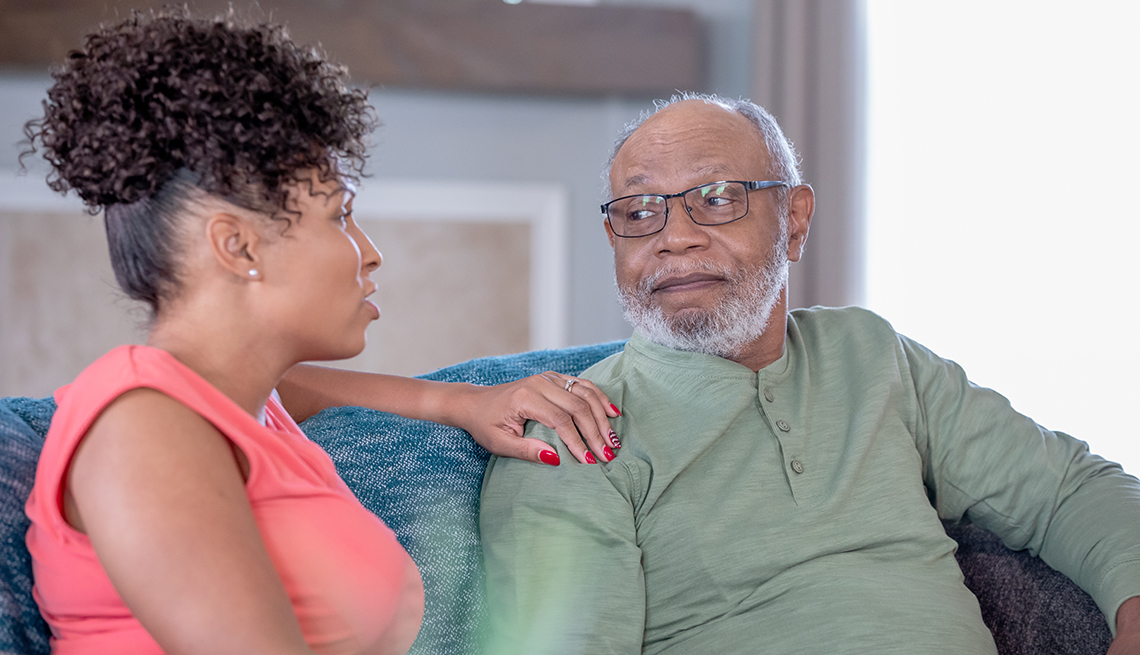 Mujer afroamericana hablando con su padre