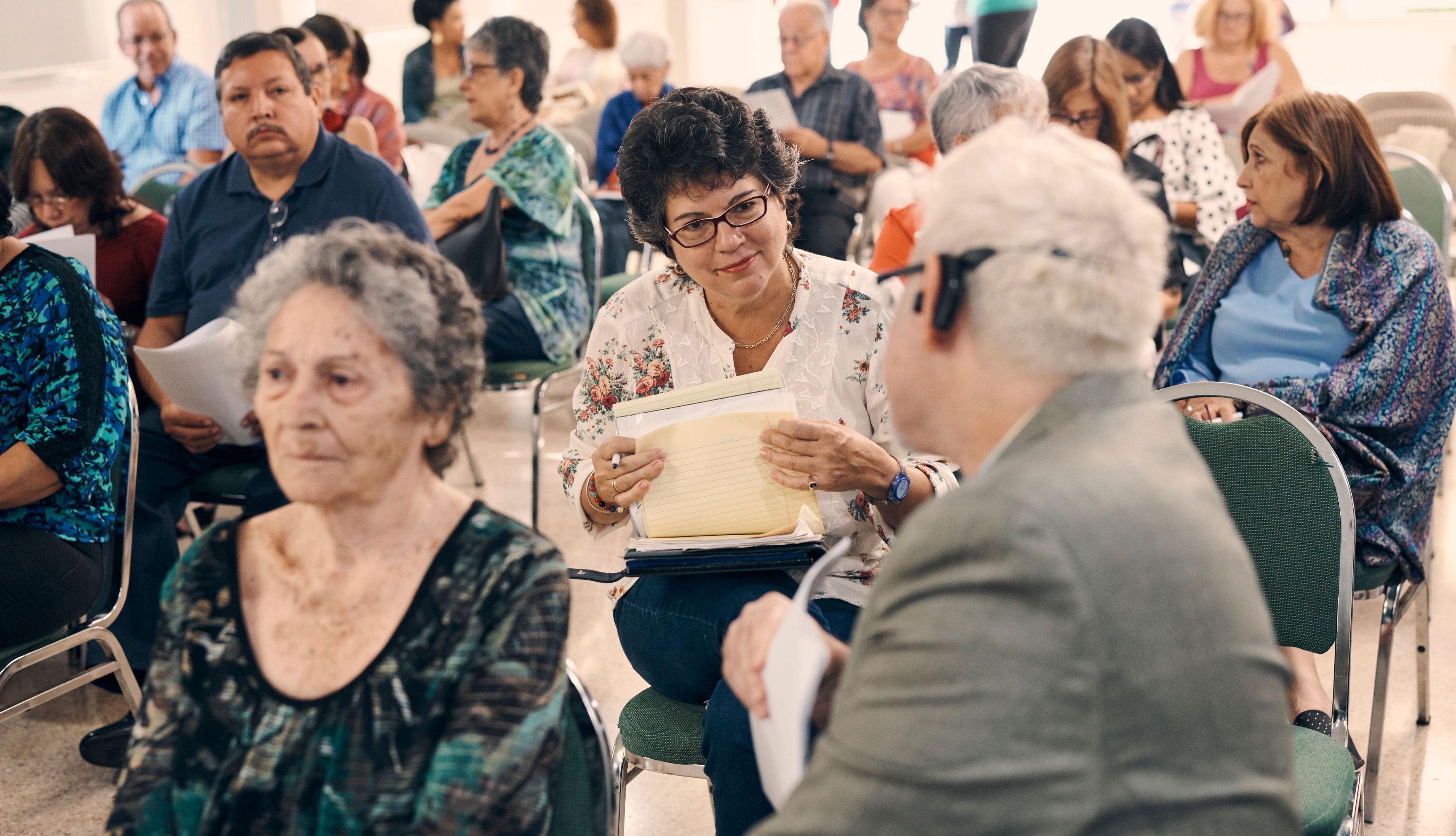 Edgardo Vélez  y su mamá asisten a una las reunión de la Asociación de Alzheimer de Puerto Rico
